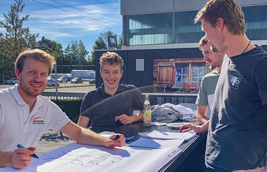 Menschen beim Strategietreffen